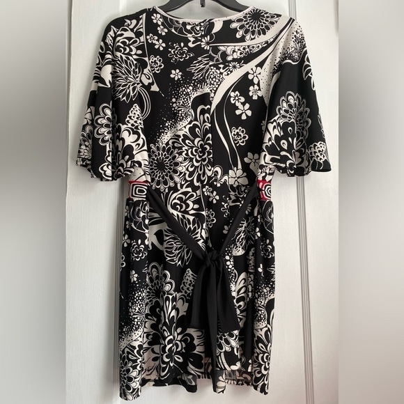 Liz Lange Maternity V-Neck Paisley Print Short Sleeves with Ties Top Size: Large - Picture 3 of 10